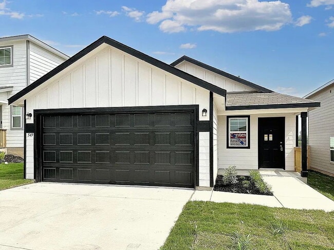 Building Photo - "Charming 3-Bed 2 bath Oasis in New Braunfels