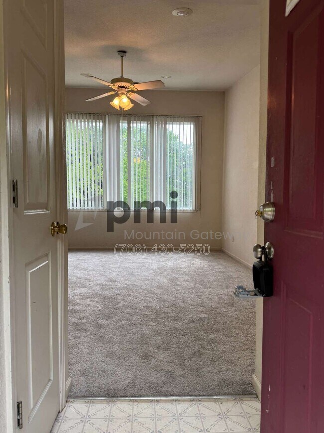 Building Photo - 131 Primrose Dr