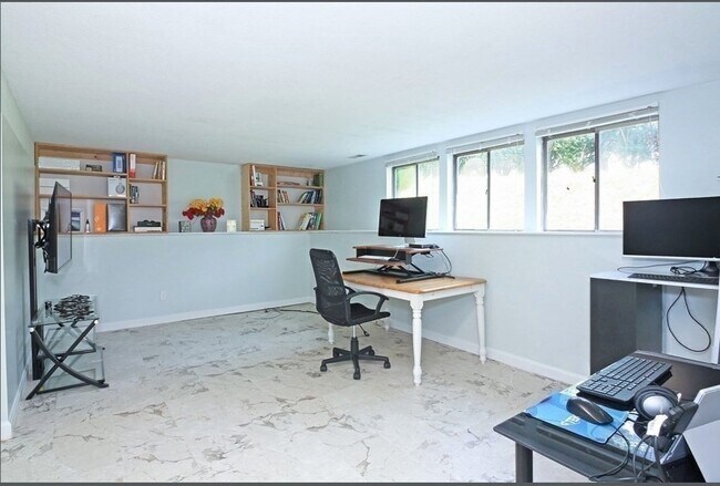 Building Photo - 88 St Mary St