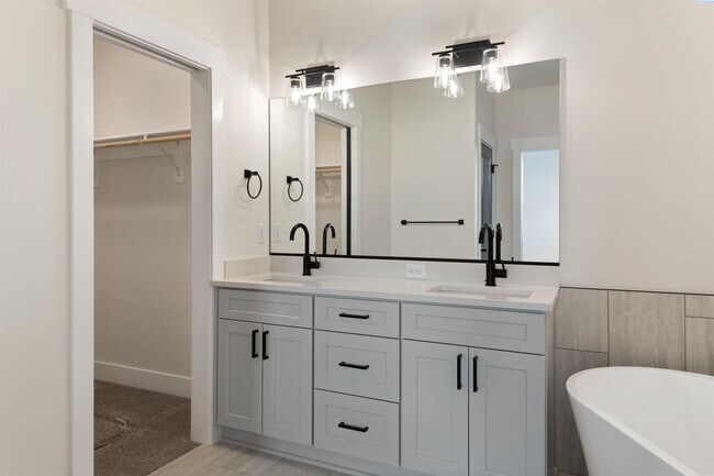 Building Photo - Generational suite w/separate entrance!