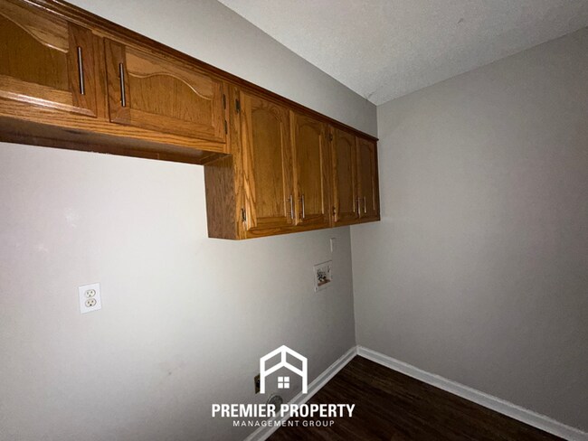 Building Photo - 6351 Oak Walk Ln