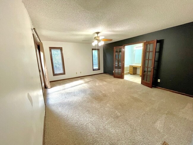 Building Photo - Large 3 bed / 2 bath Available Now!