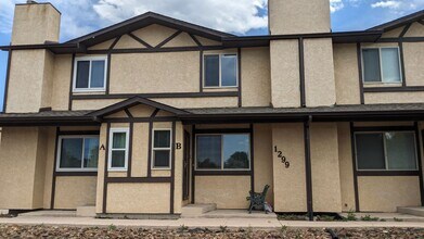 Building Photo - 2 Bed Townhome Available Now!