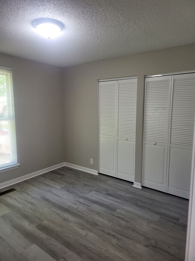 Building Photo - Large three bedroom, one and a half bath t...