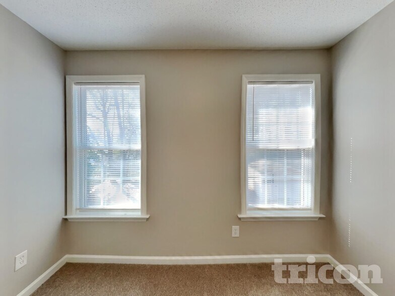 Building Photo - 104 Roundtree Ct