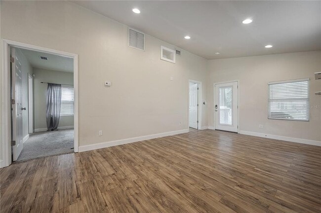 Building Photo - 1302 E Louisiana Ave