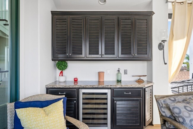 Building Photo - Light-Filled Furnished Townhouse with Rooftop Deck in Corona del Mar