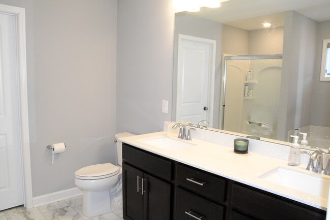 Building Photo - 1566 Edgebrook Ln