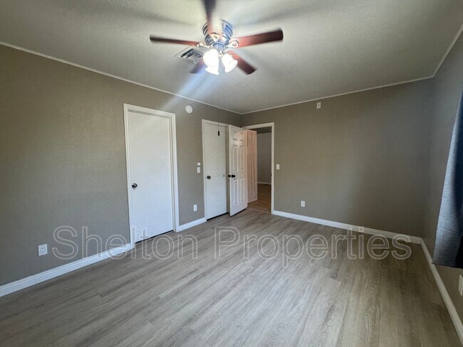 Building Photo - 12537 N 83rd Dr