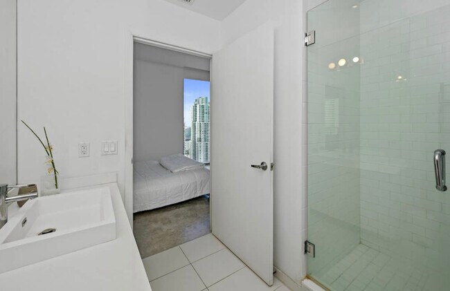 Nice and clean space - 151 SE 1st St