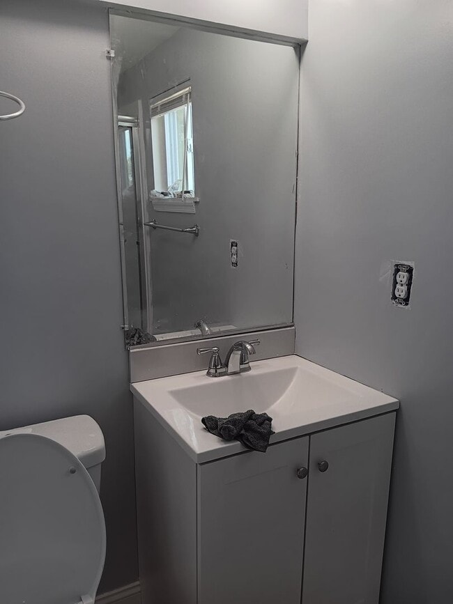 Building Photo - Renovated 3 Bed 2 Bath Single-Family Home ...