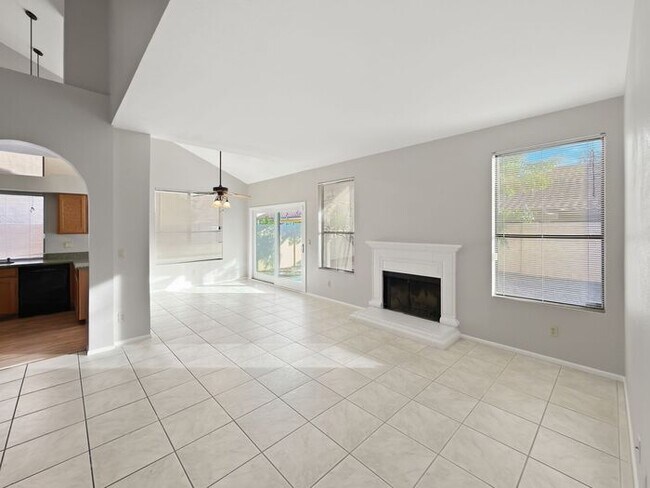 Building Photo - Location! Location! Beautiful 4 Bedroom/ 3 Bath Home! Ray/Kyrene