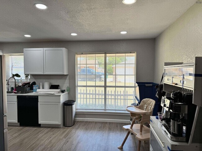 Building Photo - 1112 Lisa Ln