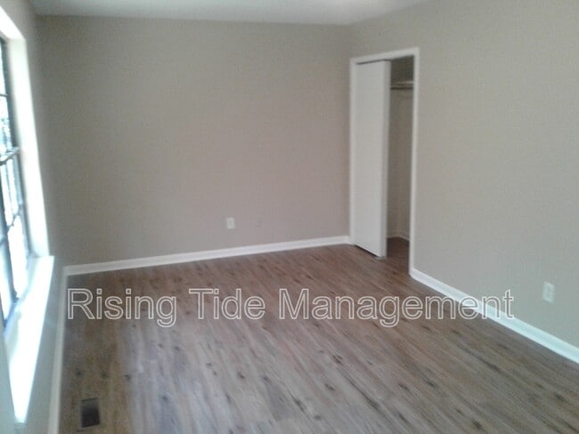 Building Photo - 8905 Valley Hill Dr