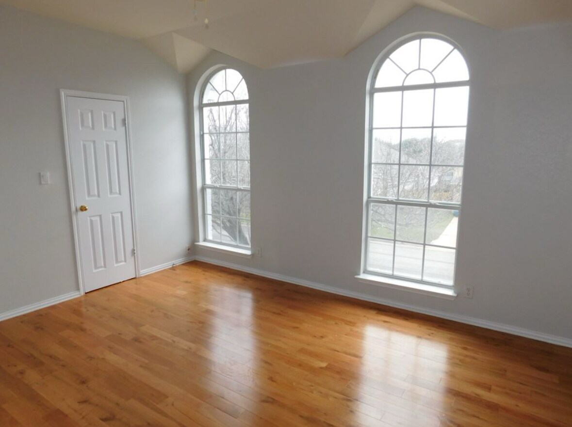 Building Photo - 703 Thrush Dr