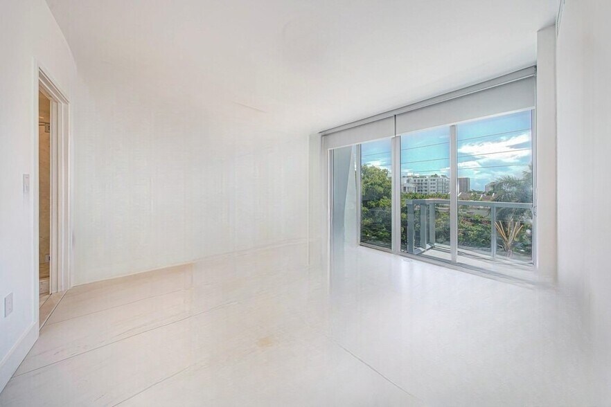 Building Photo - 9940 W Bay Harbor Dr