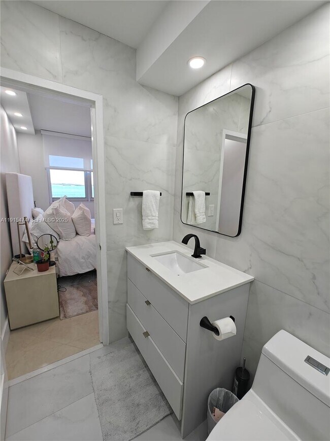 Building Photo - 825 Brickell Bay Dr