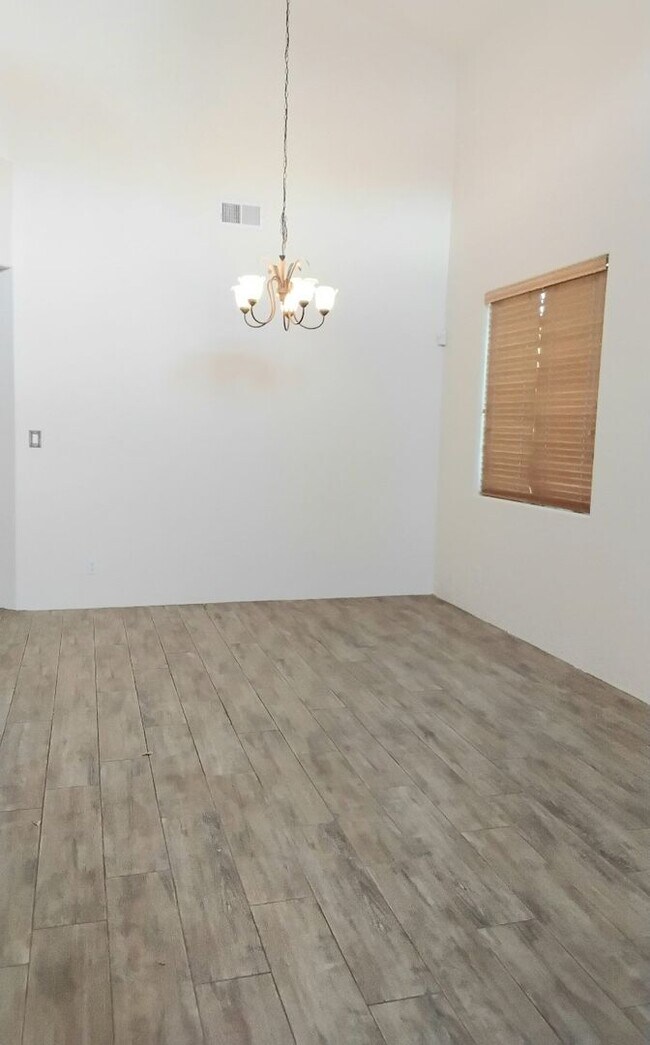Building Photo - 4 bedroom 2.5 bath far NE Heights