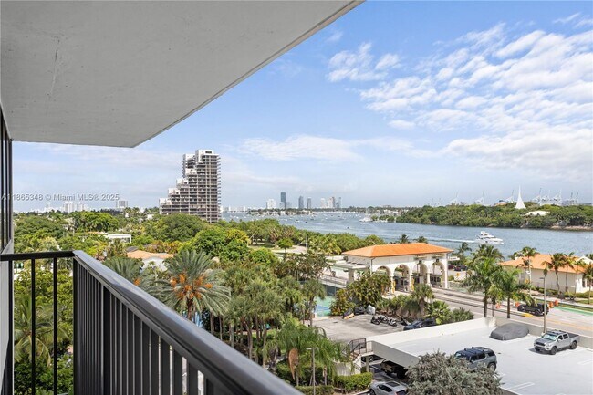 Building Photo - 801 N Venetian Dr