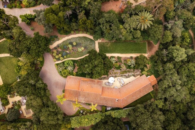 Building Photo - Leafy Montecito