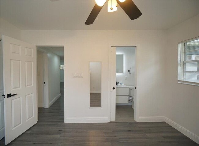 Building Photo - 4202 W Wisconsin Ave