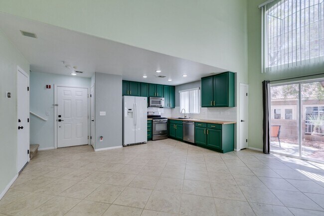 Building Photo - GORGEOUS OPEN FLOORPLAN*GATED COMMUNITY*CO...