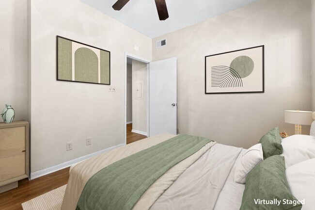 Building Photo - IMMEDIATE MOVE IN: West Campus 2 Bed/2 Bath