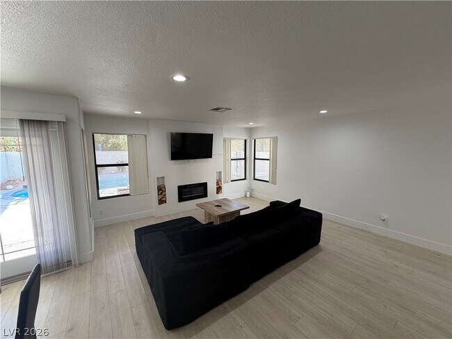 Building Photo - 3004 Ocean View Dr