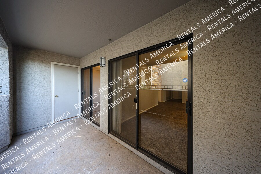 Building Photo - 2025 E Campbell Ave