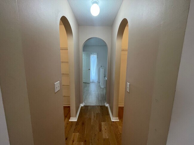 Building Photo - Great Home Great Location - 4 br 2 1/2 bath