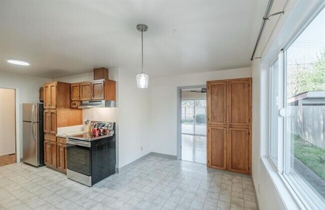 Building Photo - Charming One-Level Home with Private Yard ...