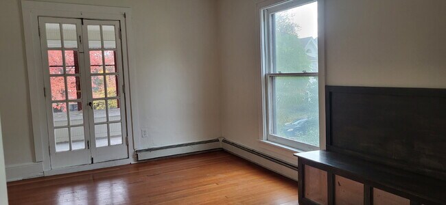 Building Photo - "Charming 2-Bed, 2-Bath Gem with Hardwood Floors in Vibrant Minneapolis!"