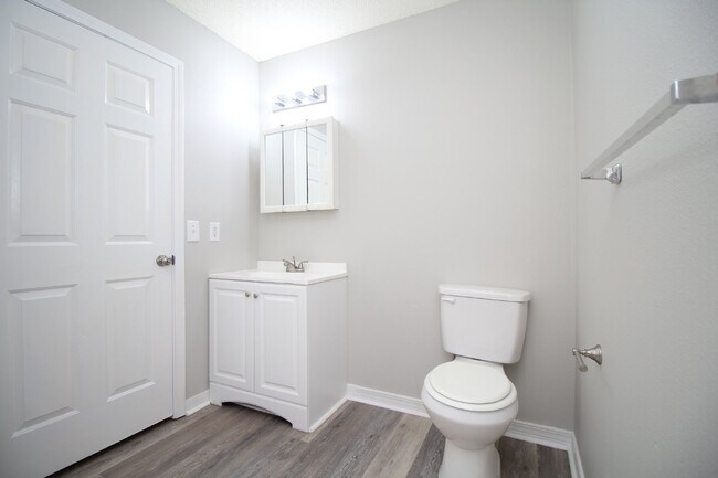 Building Photo - Gulf Breeze 3-Bedroom, 1-Bath Home Zoned for Top Schools with Quick Access to Pensacola and Pensa...