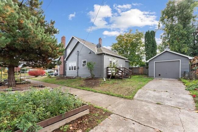 Building Photo - Spacious 6 Bed 2 Bath Home- N Portland Charmer!