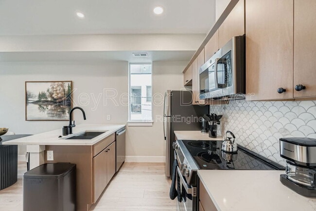 Building Photo - 4100 E Warren Ave