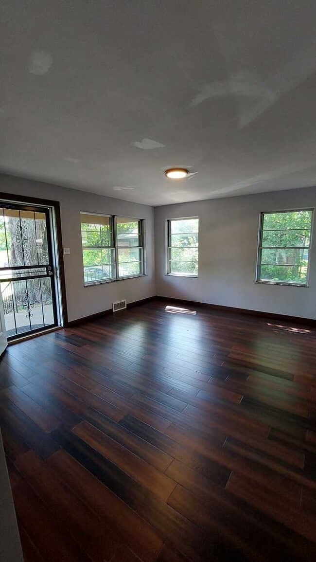 Building Photo - 2 bedroom 1 bath