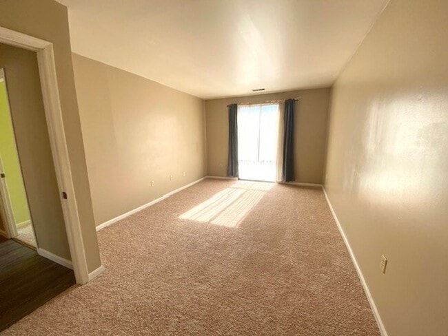 Building Photo - Two Bedroom Condo on 2nd Floor