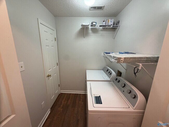 Building Photo - 3029 Battlement Rd SW