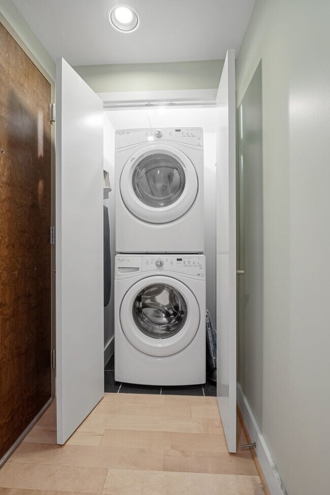 Building Photo - Luxurious 2 Bedroom, 2 Bath High Rise in Downtown Austin