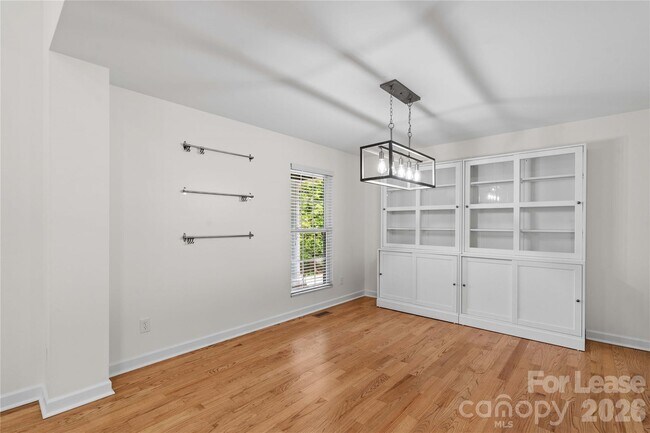 Building Photo - 5020 Fox Hollow Dr