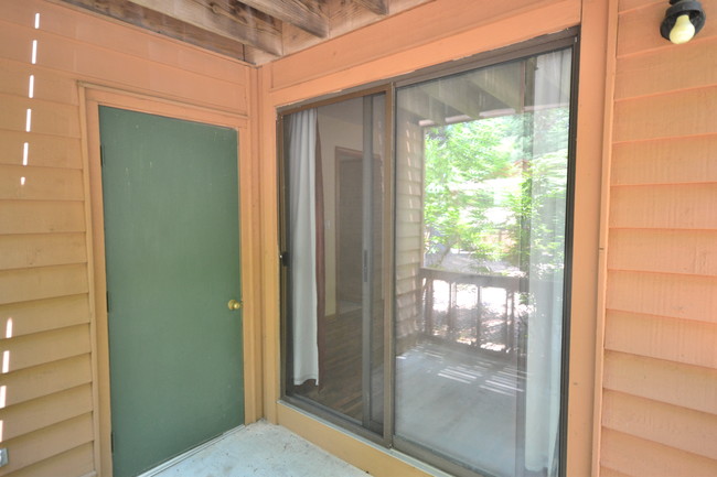 Building Photo - Willow Bend-Ground floor Condo.