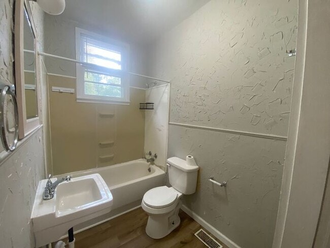 Building Photo - For Rent - Renovated One Bedroom Unit in G...