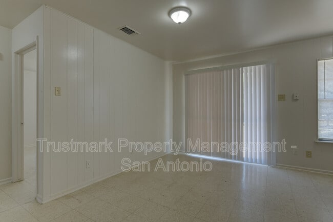 Building Photo - 410 Maple Dr