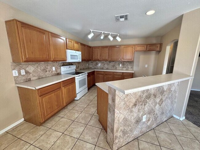 Building Photo - GREAT 4BEDROOM/3BATH HOME WITH ALL THAT YO...