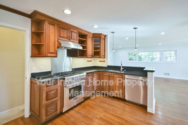 Building Photo - 317 Eureka Dr NE