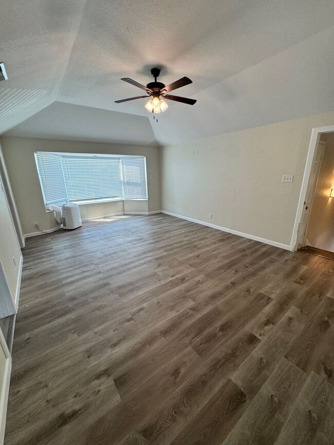 Building Photo - Ready For Move In - Nicely Renovated Large...