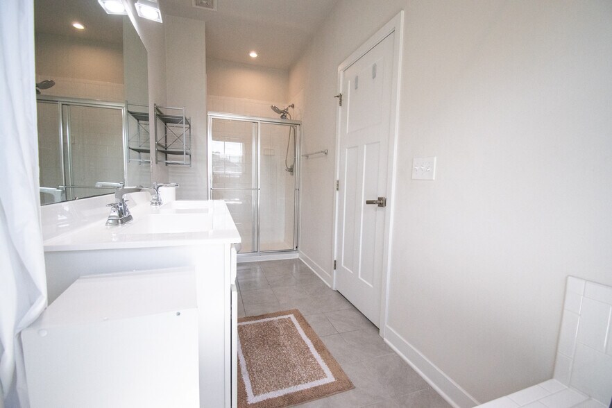 master bath - 914 Avast Way