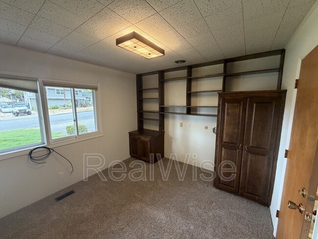 Building Photo - 710 NW Midland Ave