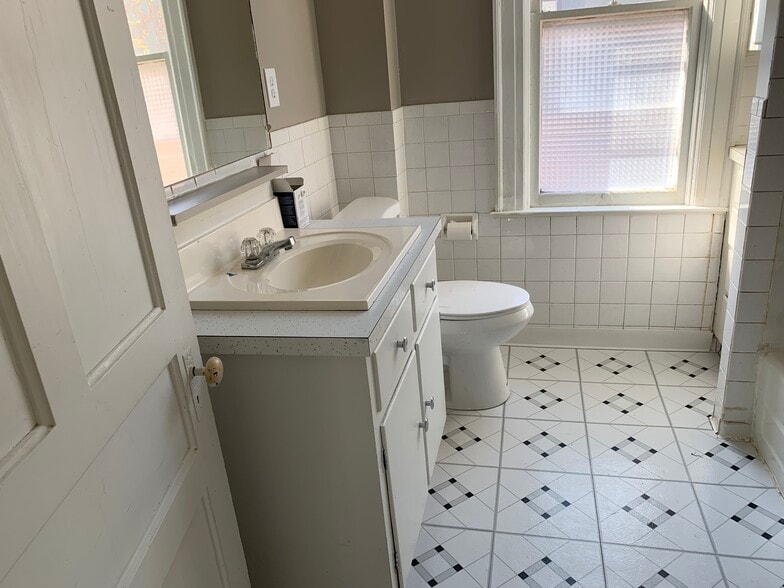 Building Photo - 238 Miller St