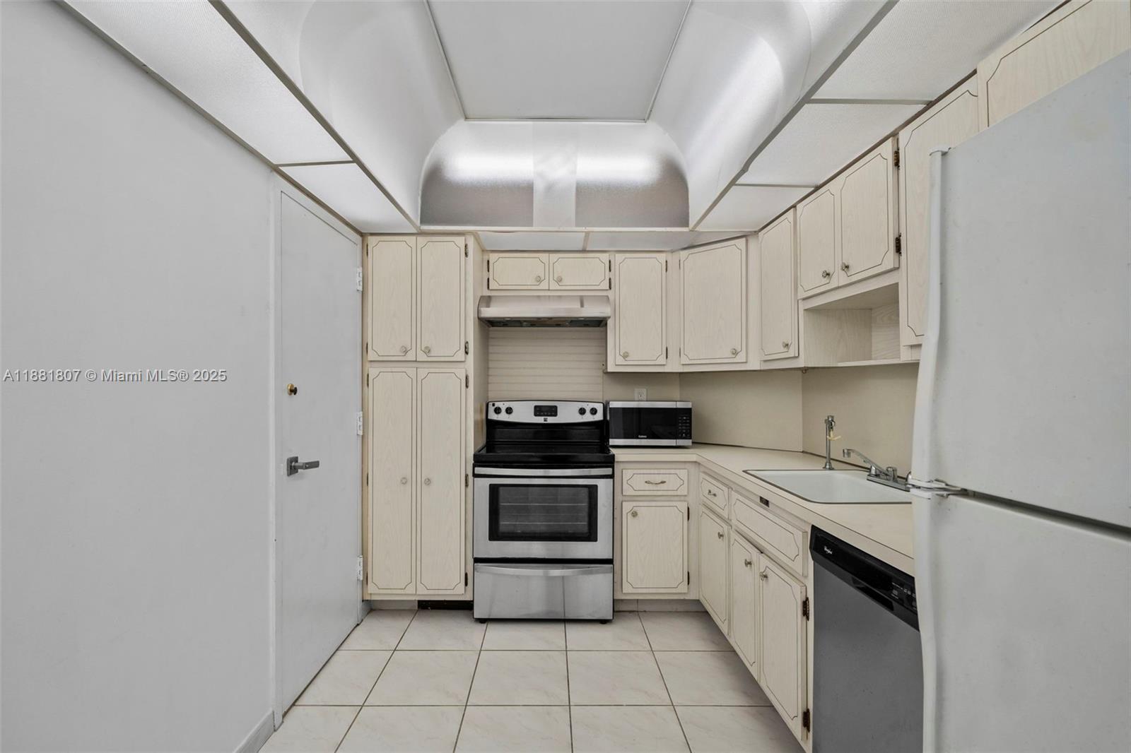 Building Photo - 300 Bayview Dr